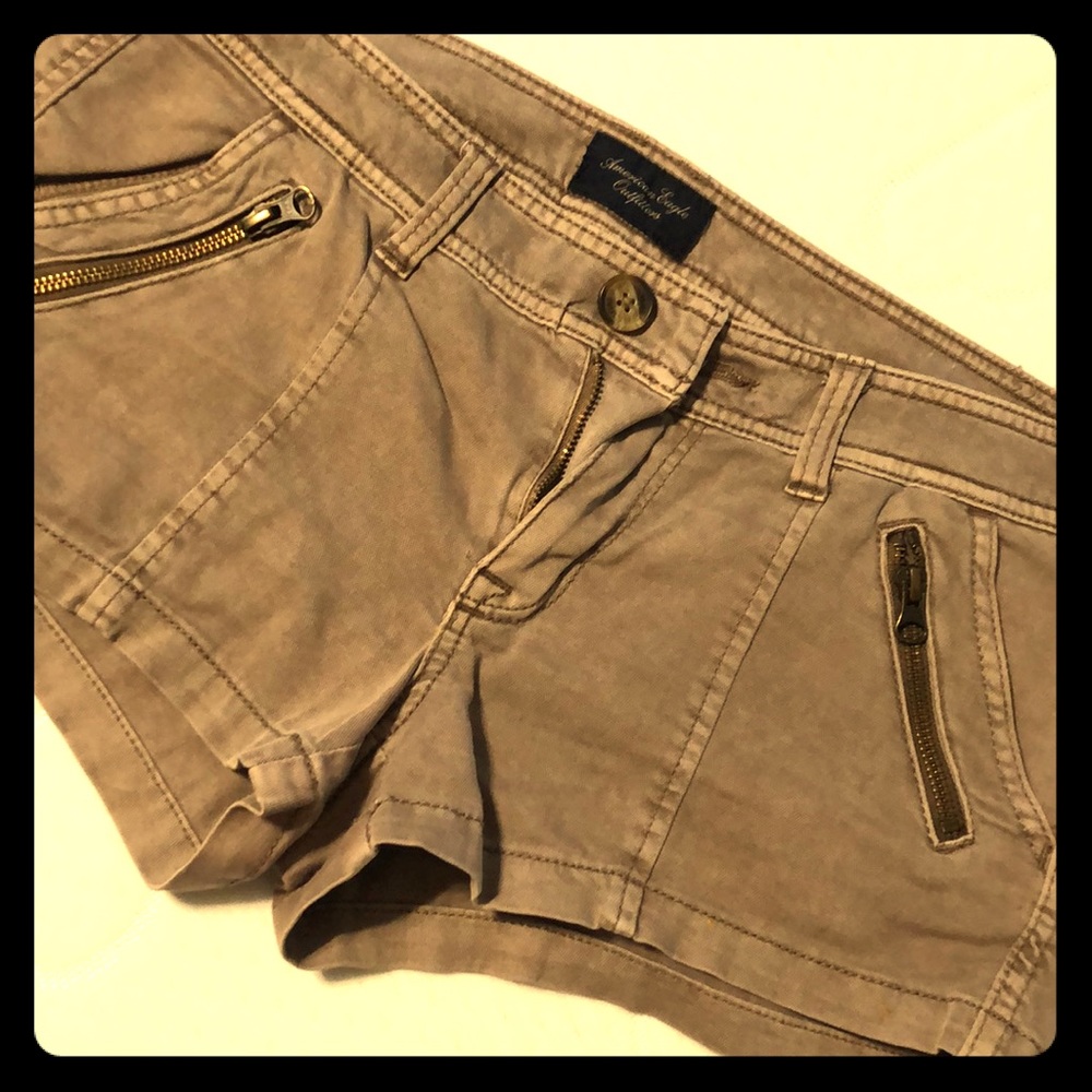 Khaki shorts with zipper pockets